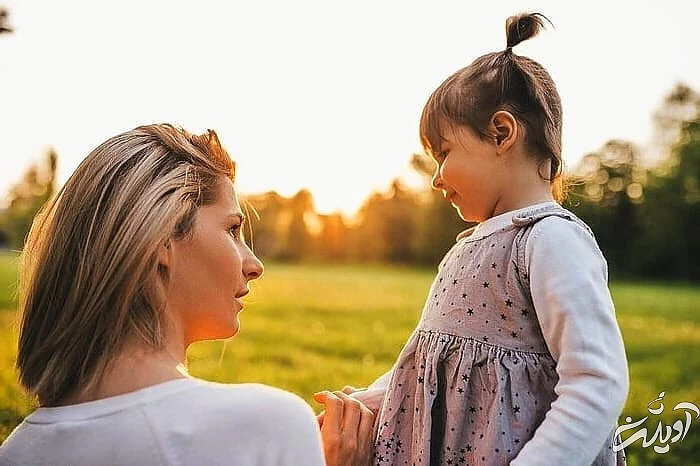 گوش دادن به حرف های کودکان مادر فرزند